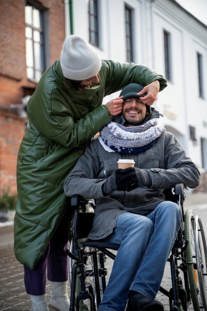 Jeune femme aidant un jeune homme en situation de handicap